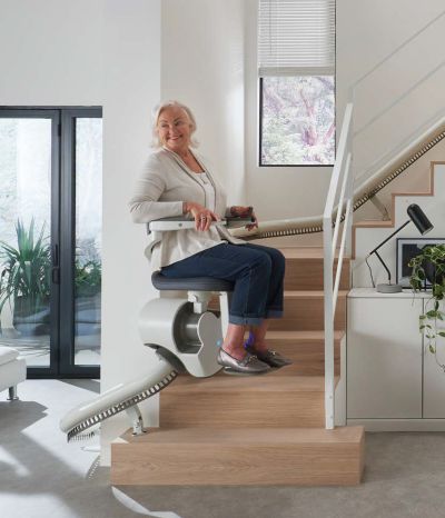 Mujer en un salvaescaleras